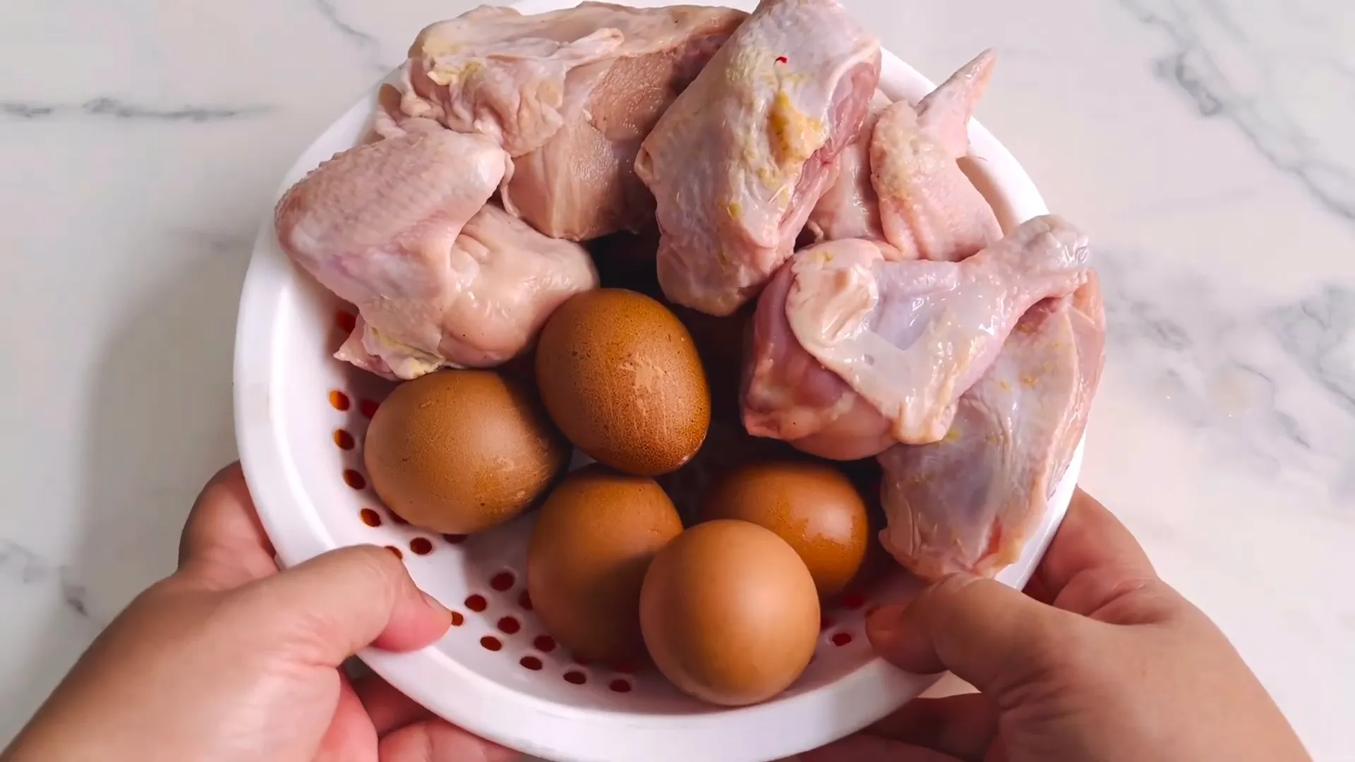 Ayam dan telur sebagai bahan utama resep masak habang