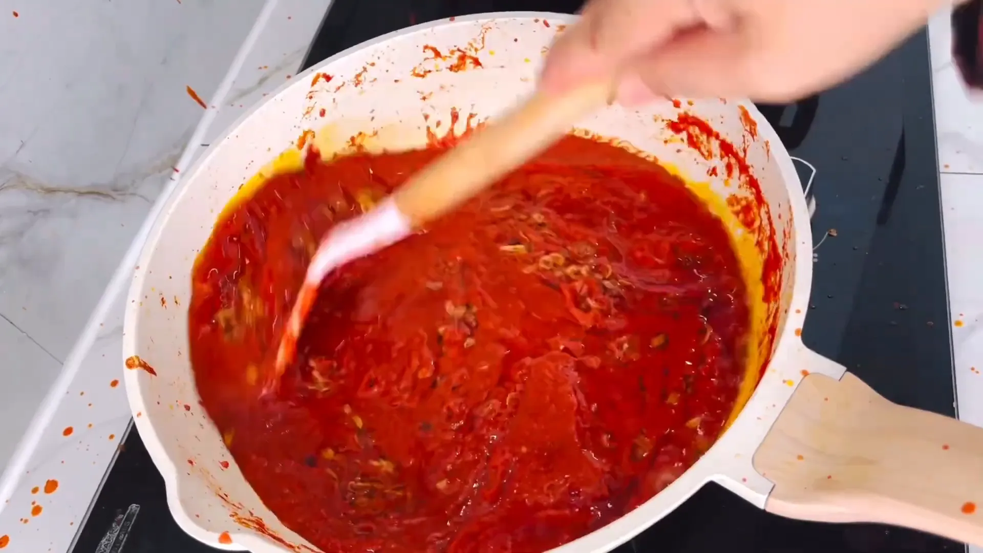 Bumbu masak habang dimasak dengan kayu manis dan bawang goreng
