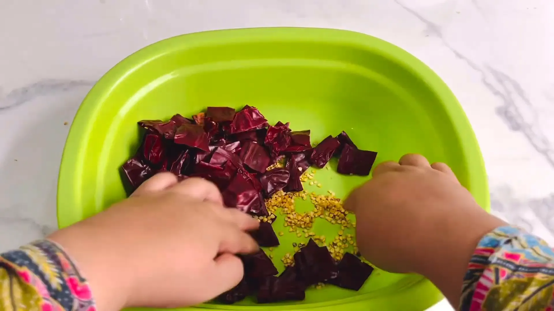 Cabe merah kering diremas untuk menghilangkan biji