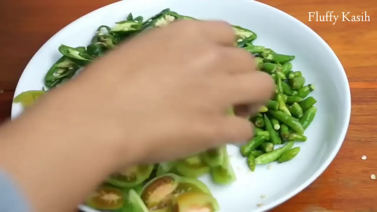Oseng teri lombok ijo dengan tempe dan irisan tomat hijau