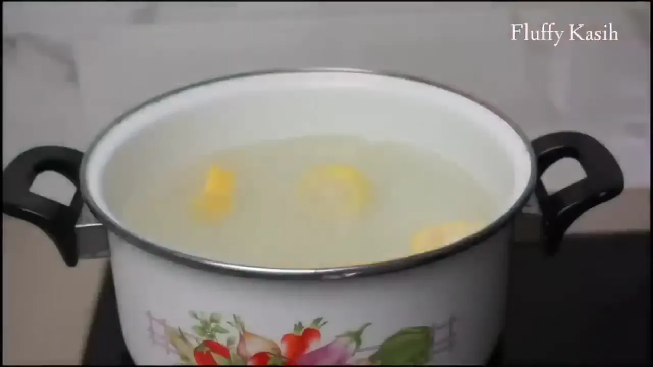 Sayur asem Jawa dengan jagung, labu siam, dan kacang panjang dalam panci