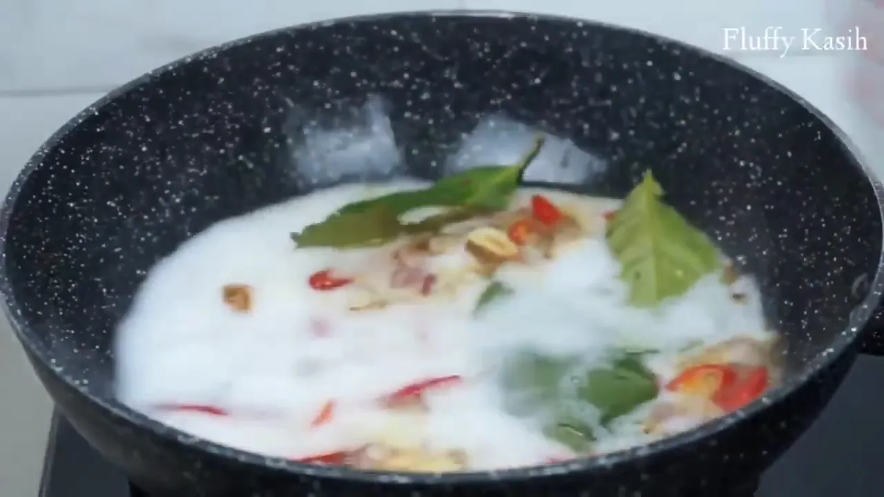 Sayur lodeh oyong dan labu siam sedang dimasak dengan santan dan daun melinjo