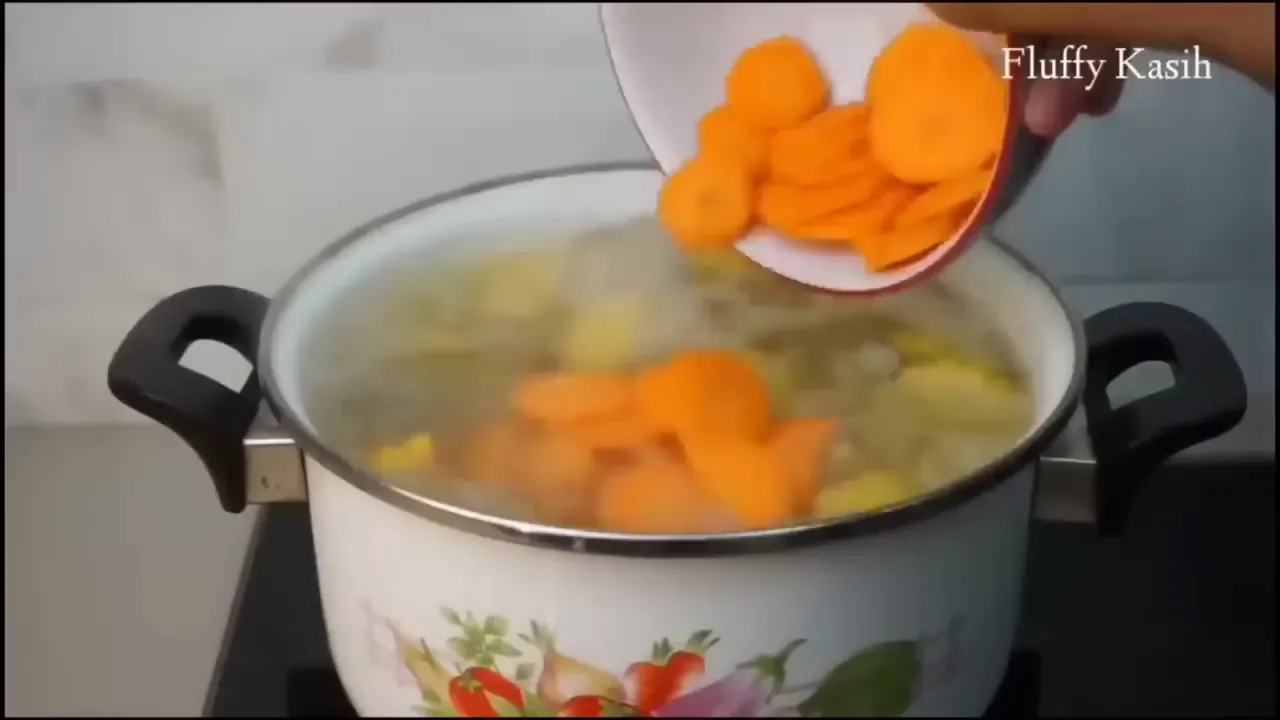 Sayur bening janggel dengan wortel dan jagung di dalam panci