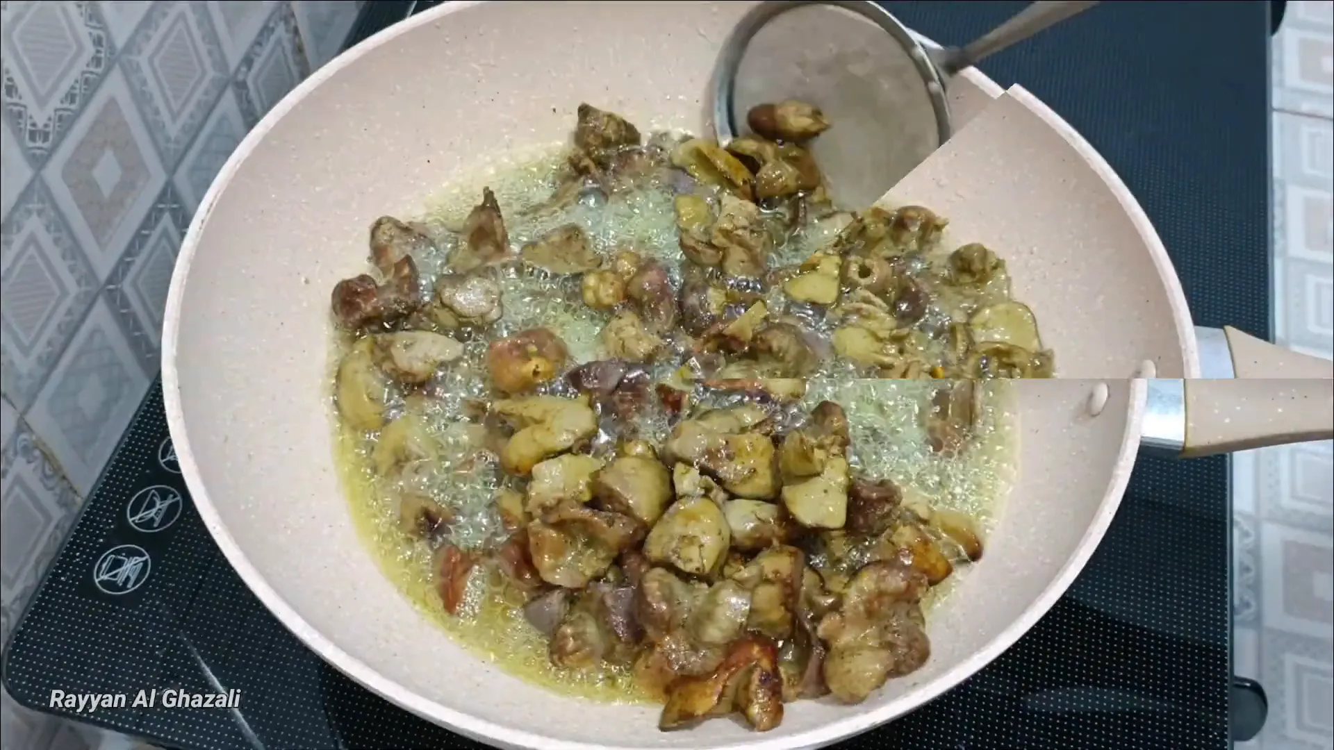 Menggoreng hati ampela dengan minyak panas dan tepung terigu
