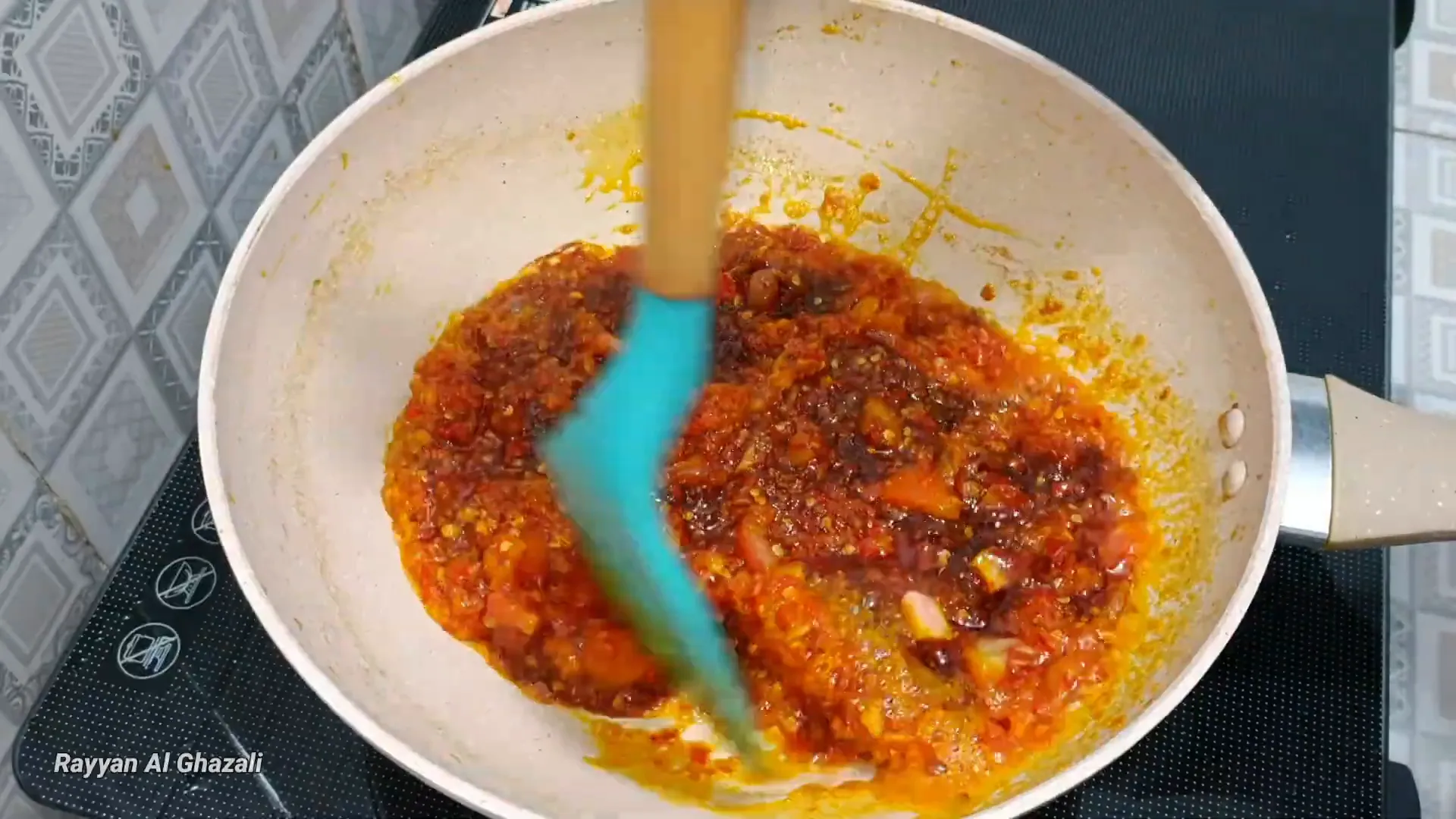 Tumis bumbu halus dengan bawang merah iris dan tomat