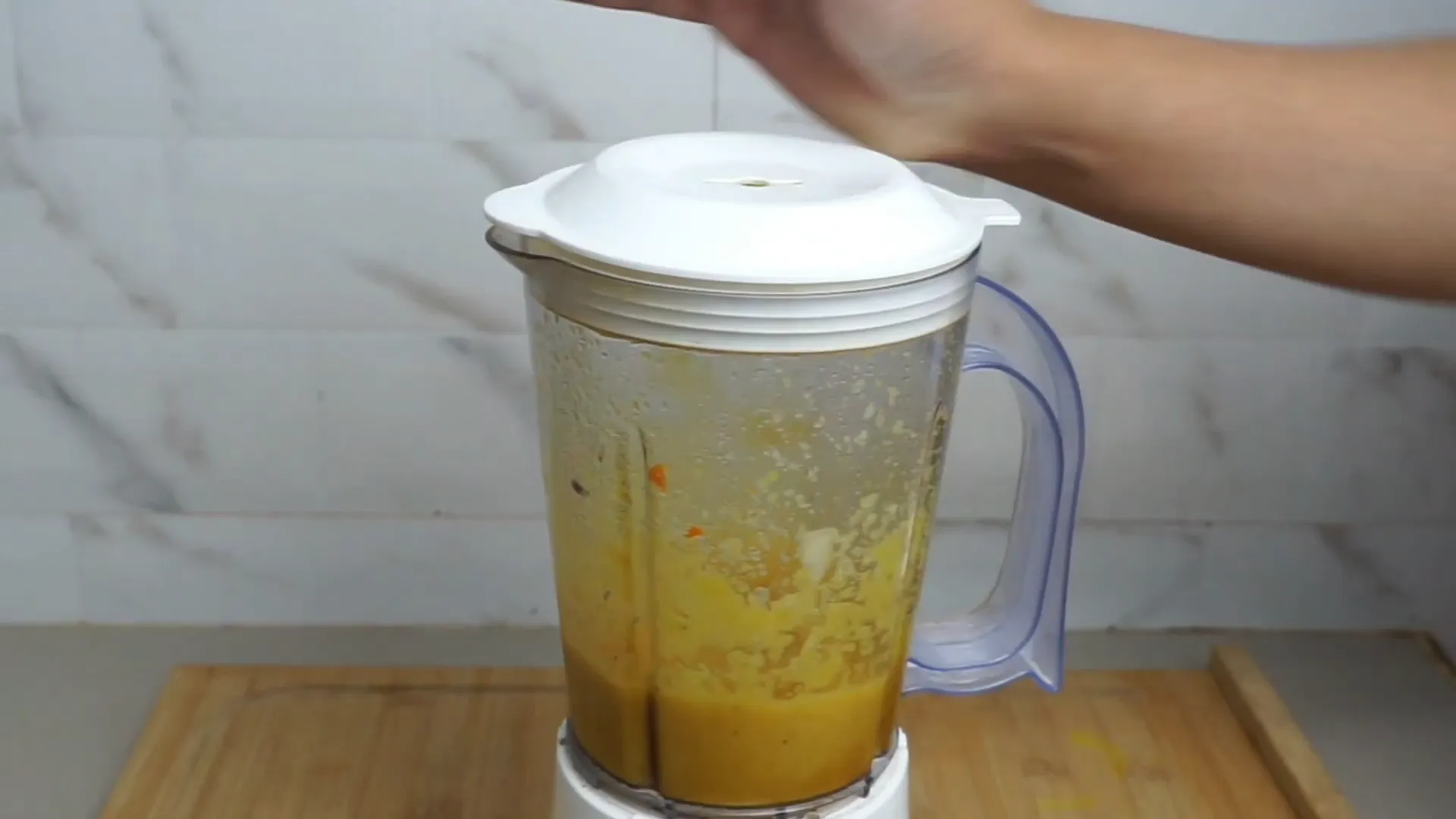 Menghaluskan bumbu ayam panggang