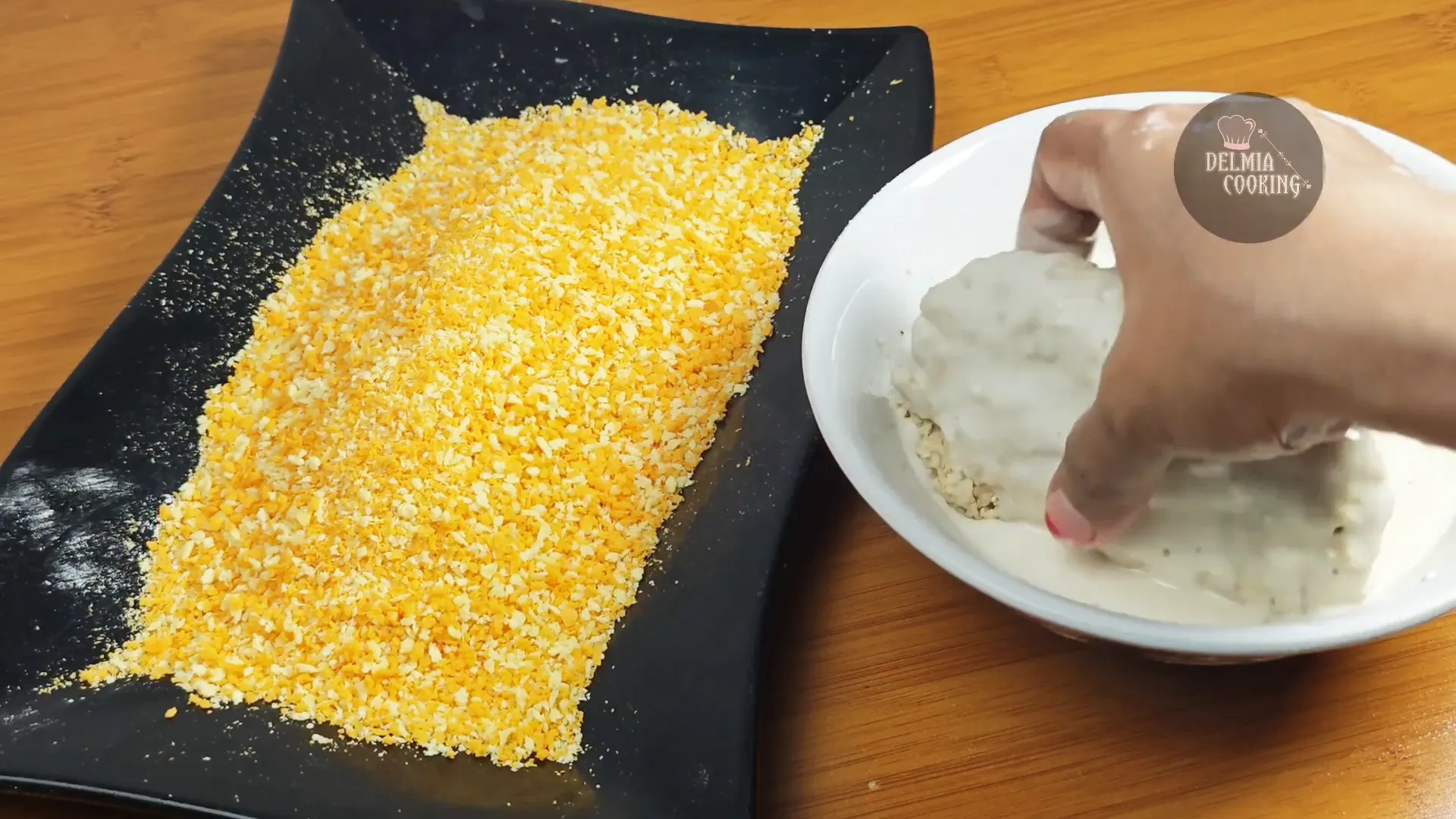 Tempe katsu dicelup adonan basah lalu dilapisi tepung panir