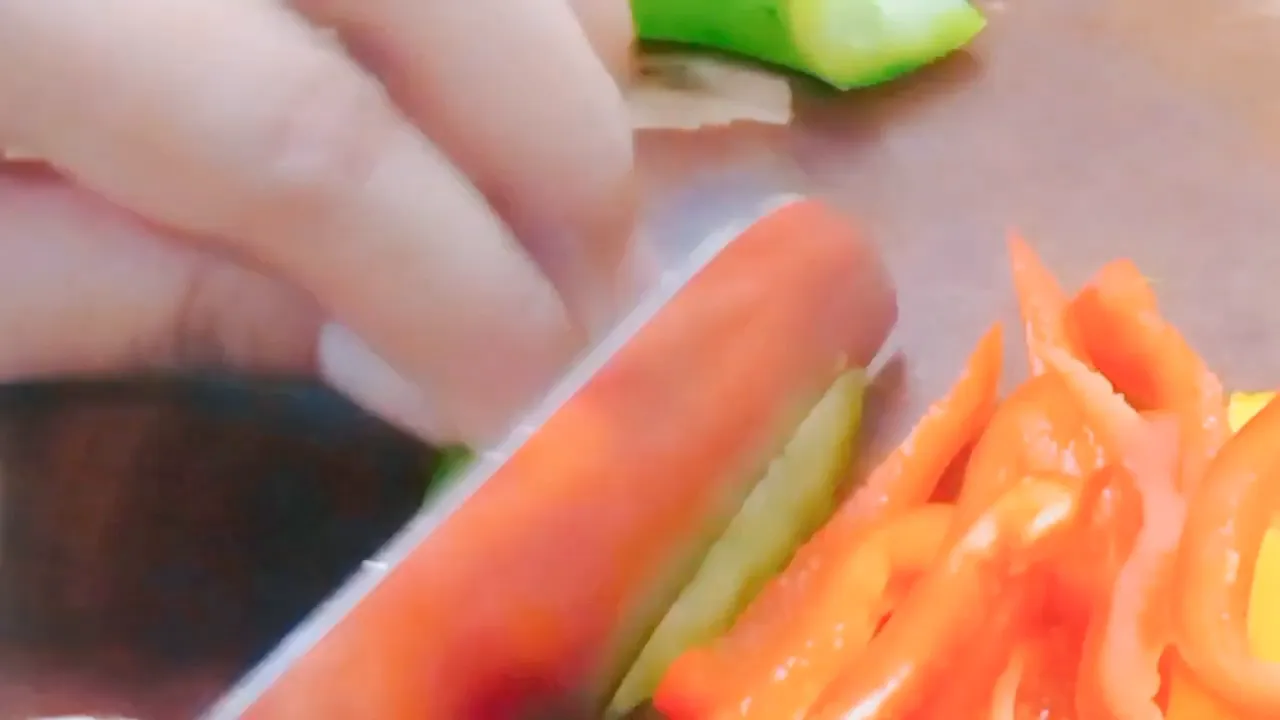 Proses menumis bawang putih, jahe, cabai, dan paprika