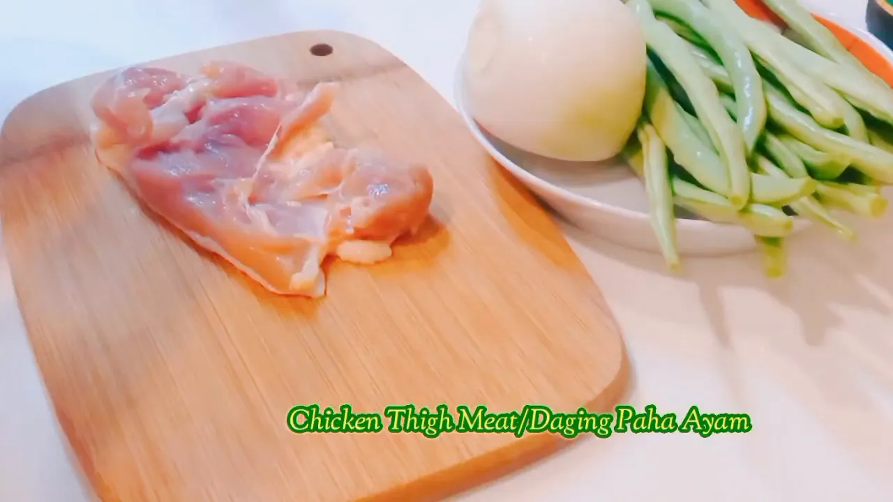 Ayam dan buncis yang sudah dimarinasi dan siap digoreng