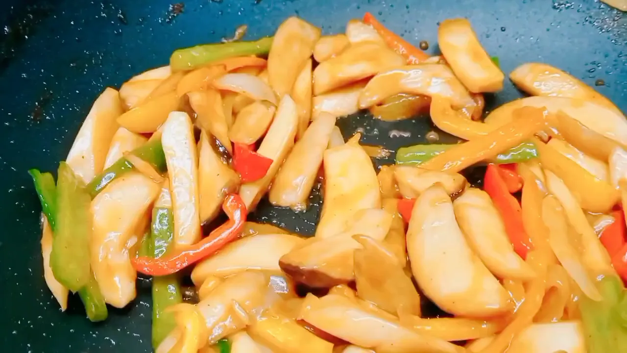 Jamur paha ditumis bersama bawang dan paprika