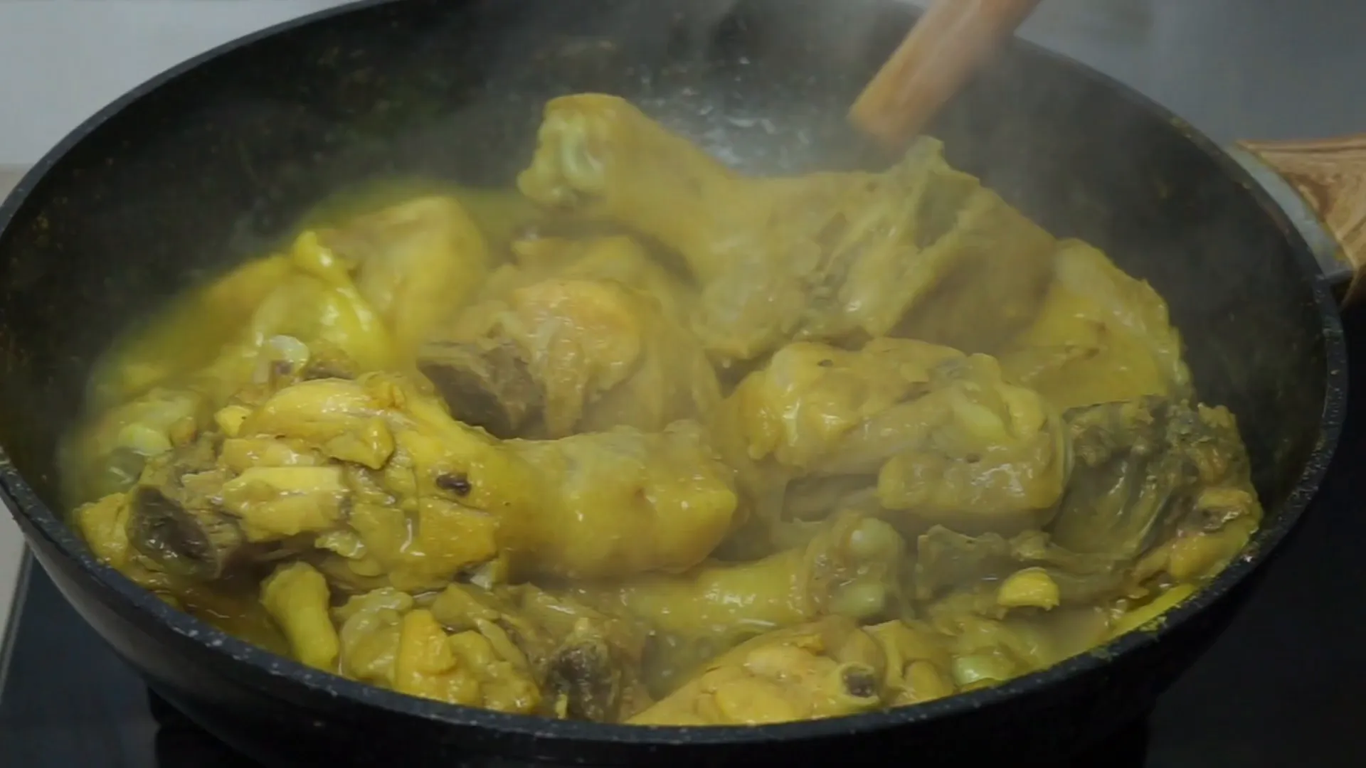 Mengungkep ayam dengan bumbu halus