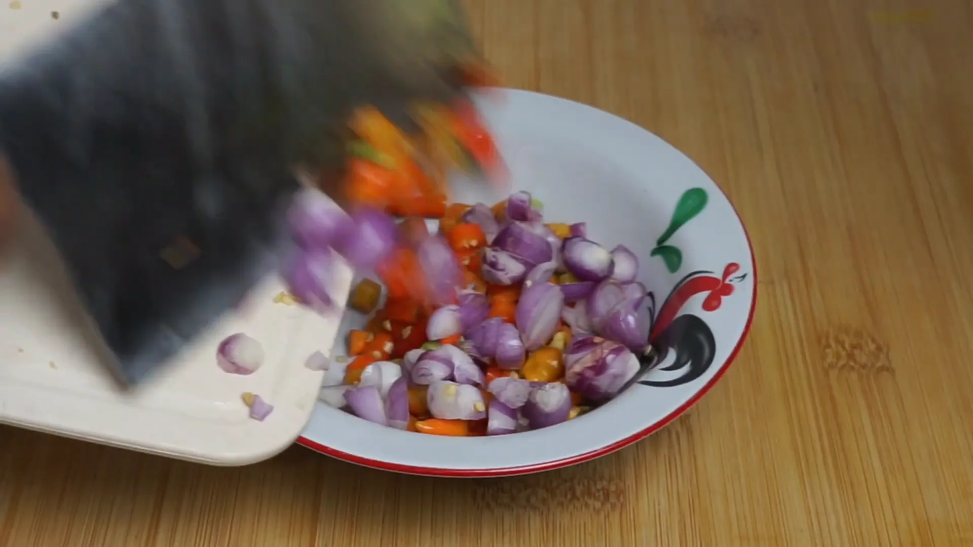 Membuat sambal kecap dengan cabai rawit dan bawang merah