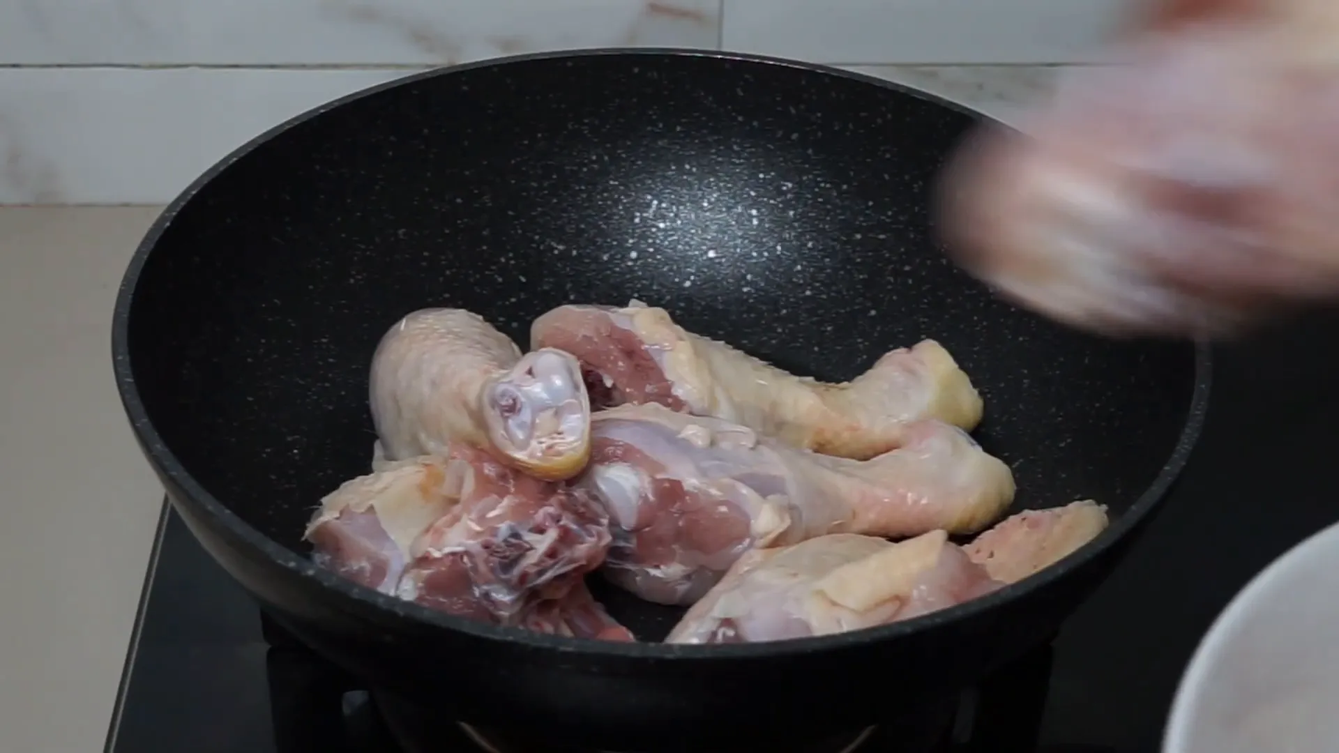 Siapkan ayam dan bumbu untuk ayam panggang