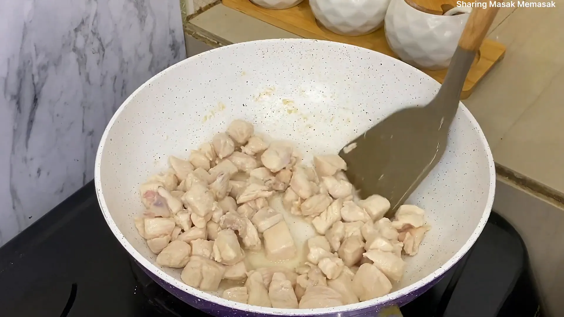 Proses memasak ayam taichan dengan api sedang