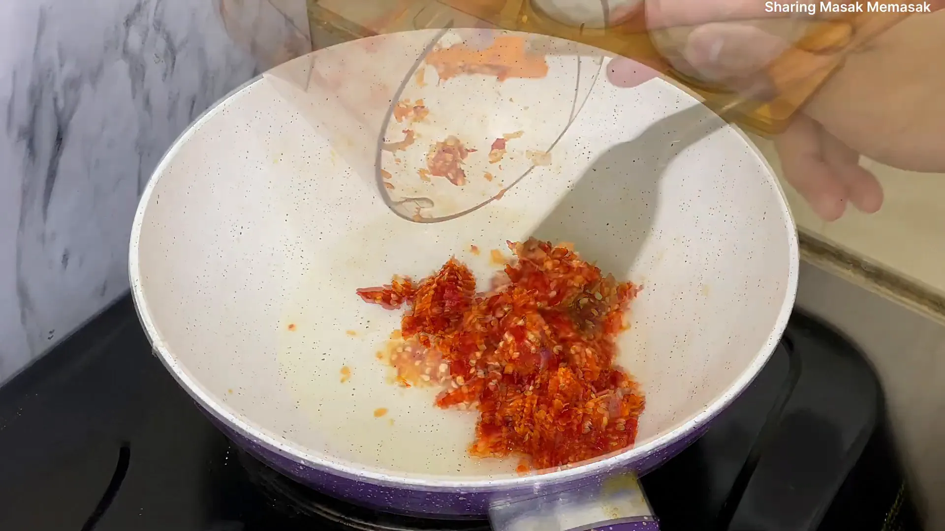 Proses menumis ayam dengan bumbu bawang dan cabai