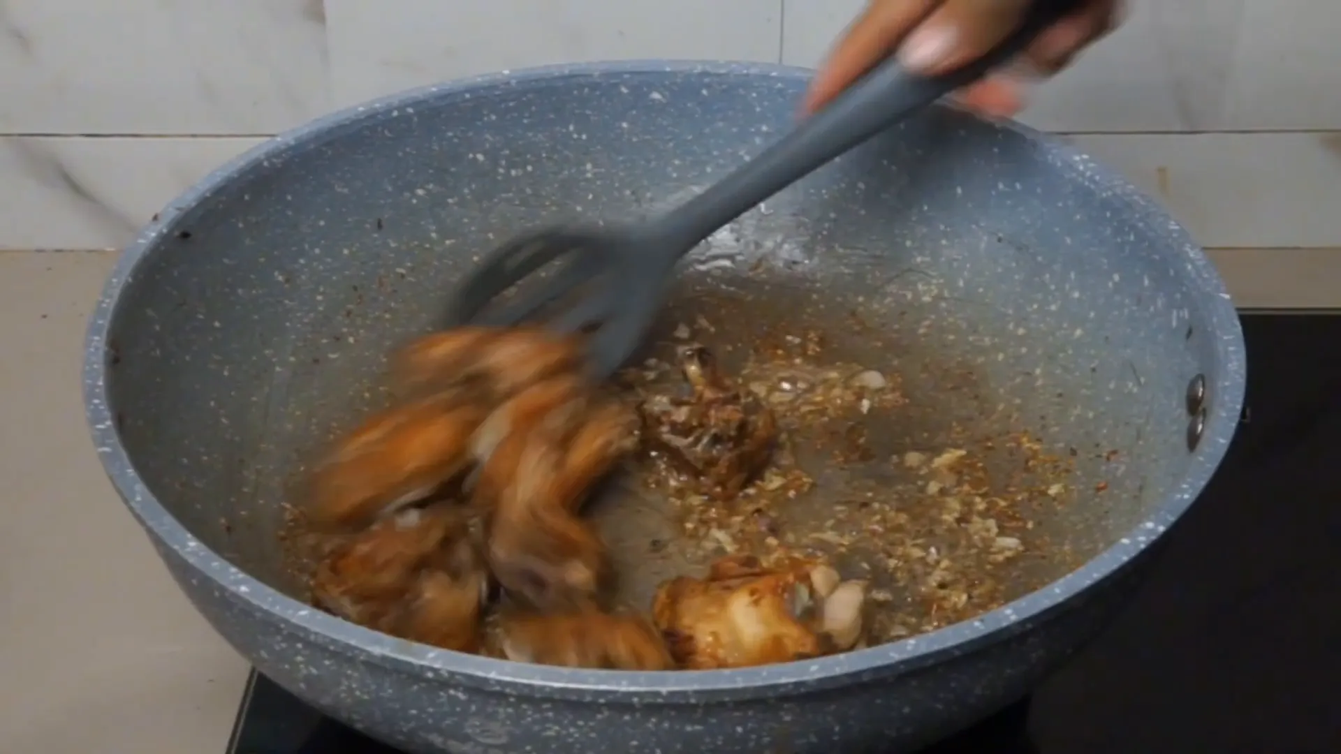 Memasukkan ayam ke dalam bumbu tumis