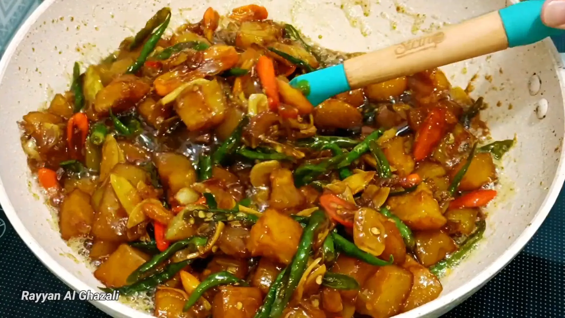 Kikil kecap pedas siap disajikan dengan bumbu meresap sempurna