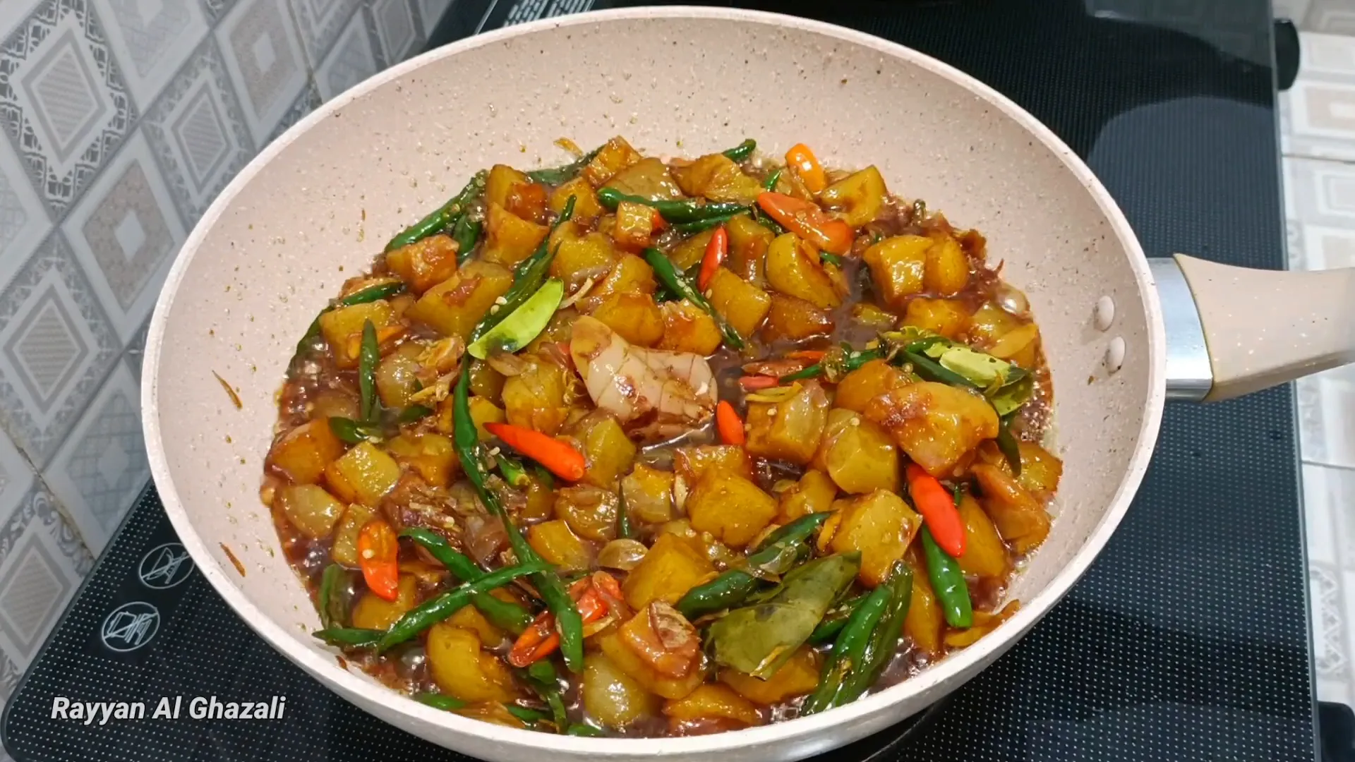 Memasak kikil hingga matang dan kuah menyusut