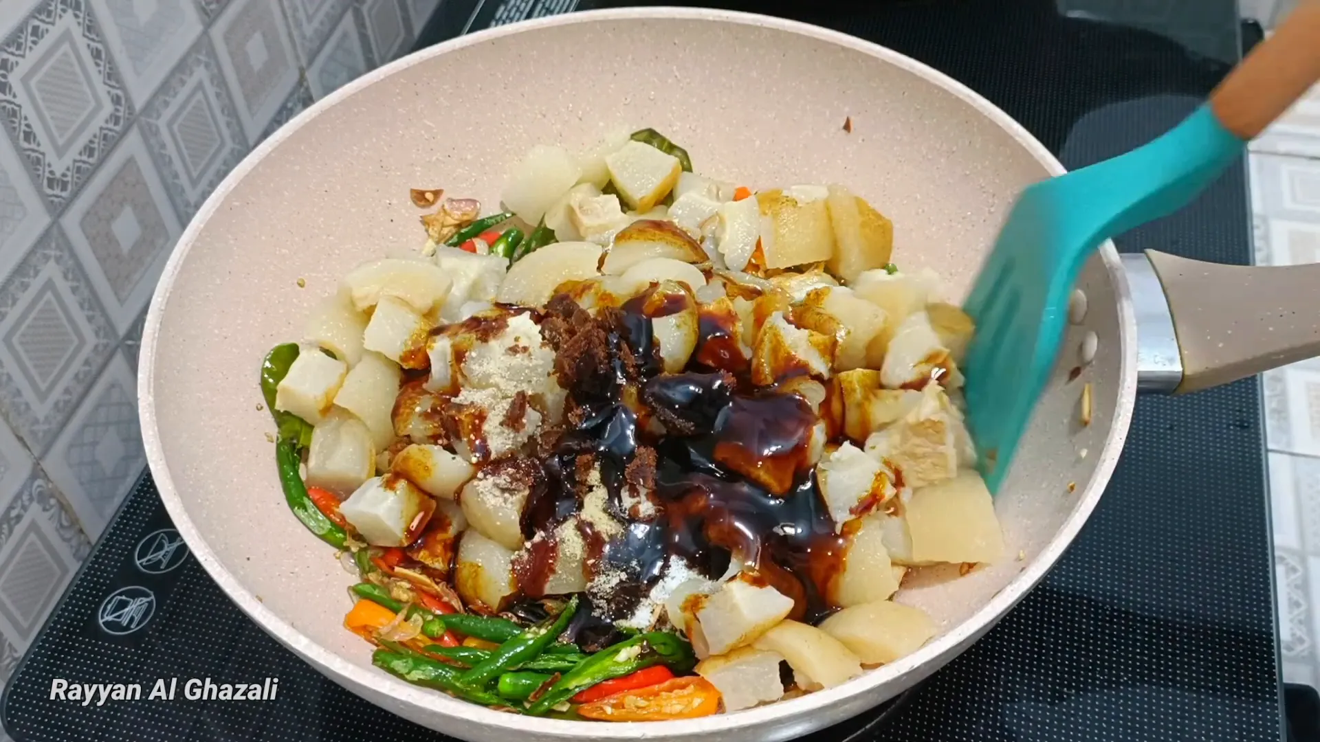 Masukkan kikil ke dalam tumisan bumbu dan aduk rata