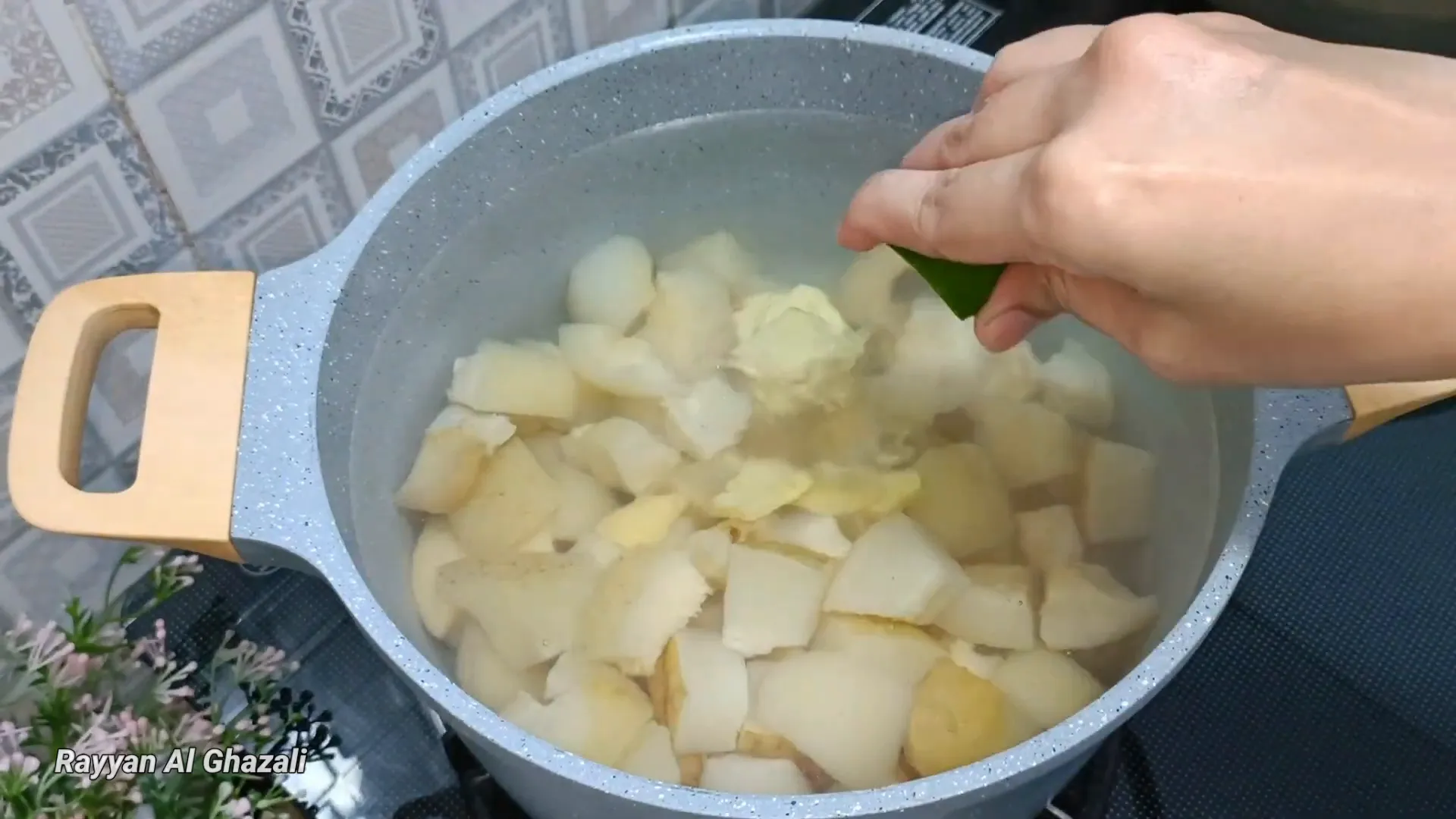 Rebus kikil dengan tambahan garam, jahe, dan jeruk nipis