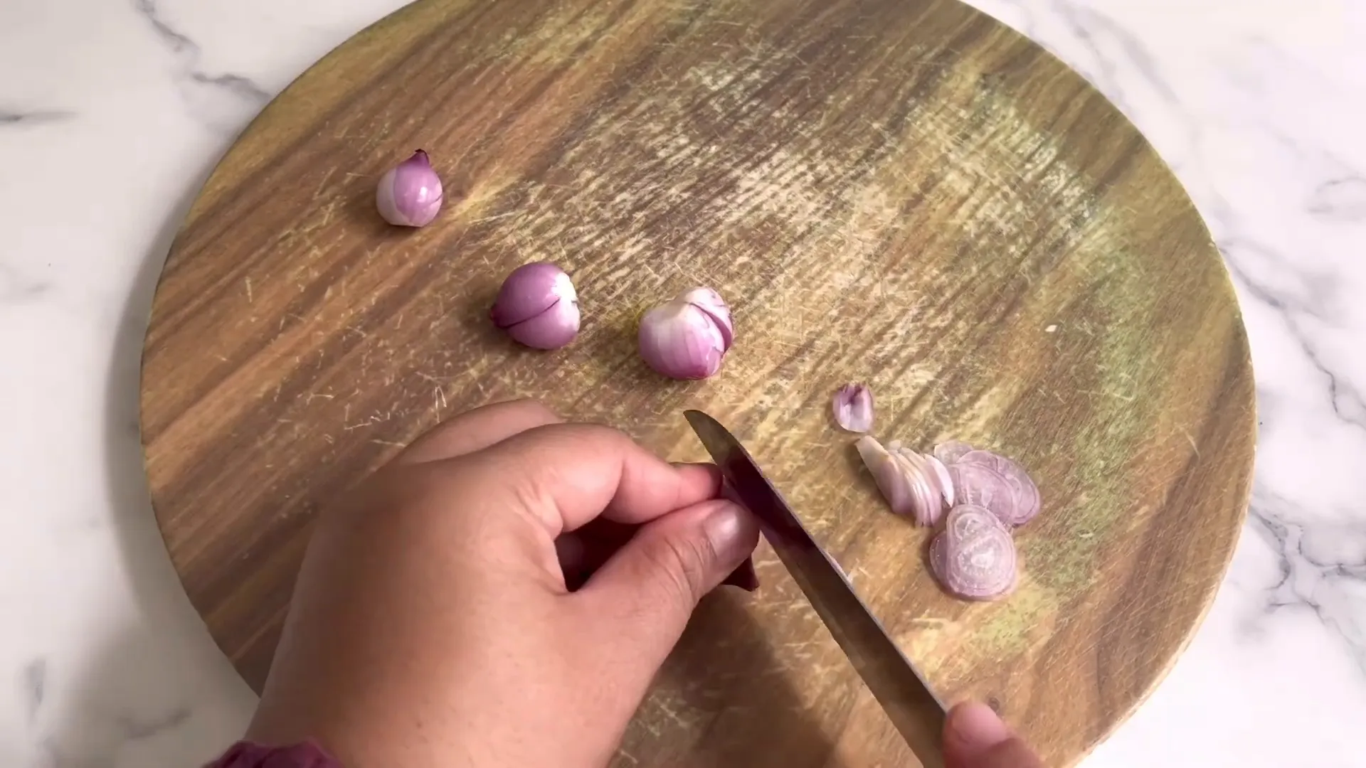 Mengiris bawang merah dan bawang putih tipis-tipis