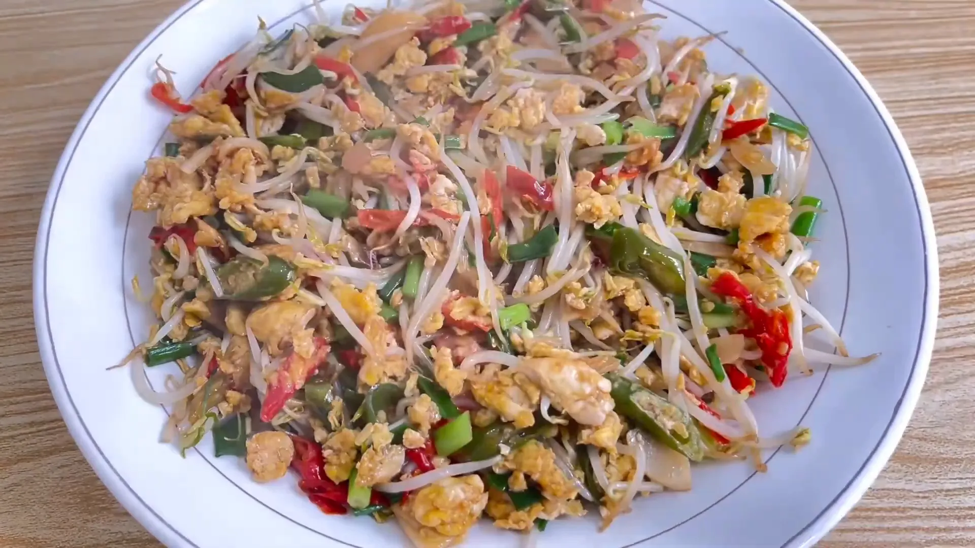 Oseng pedas telur toge siap disajikan dengan nasi hangat