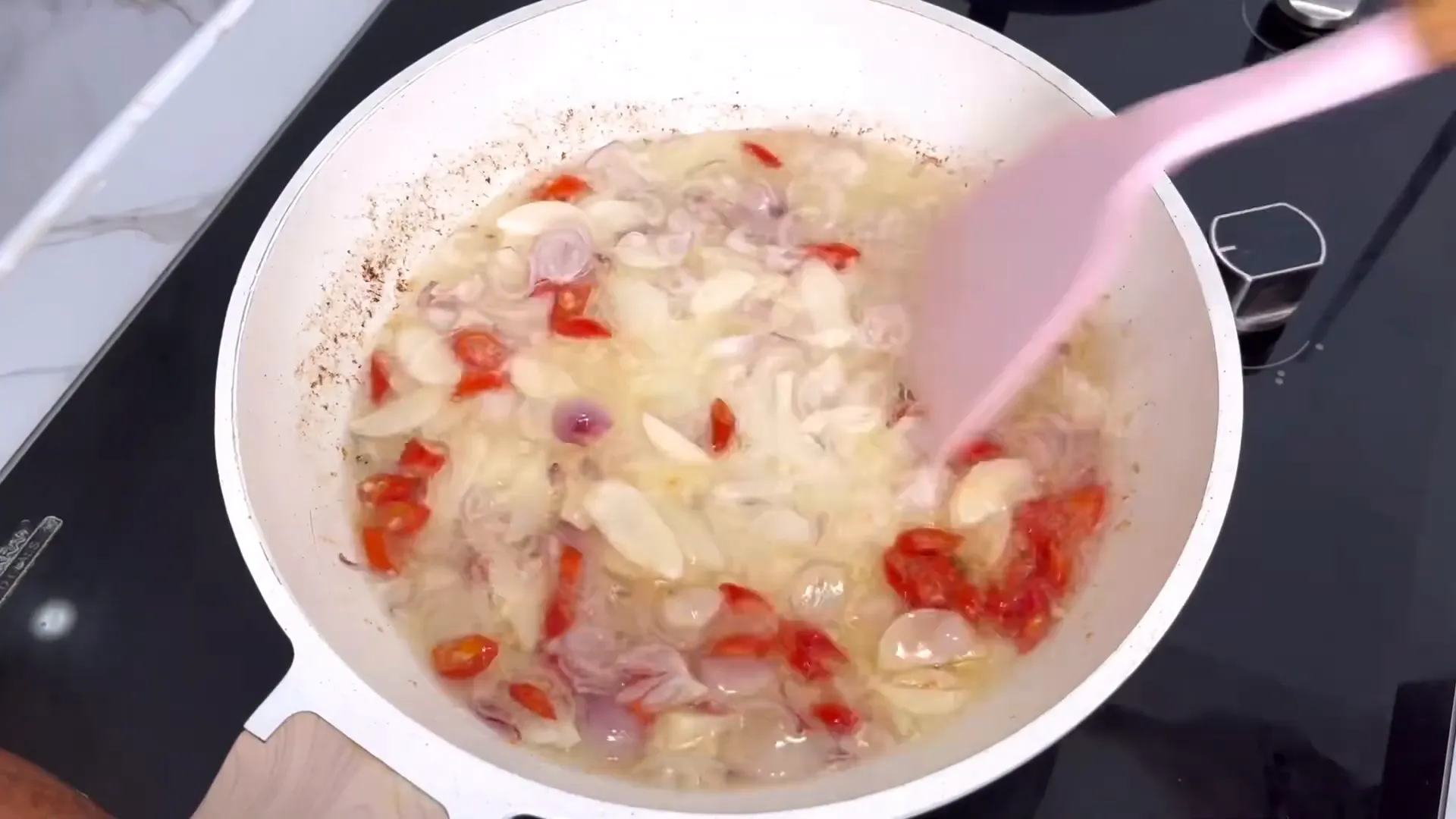 Tumis bawang merah dan bawang putih sampai harum