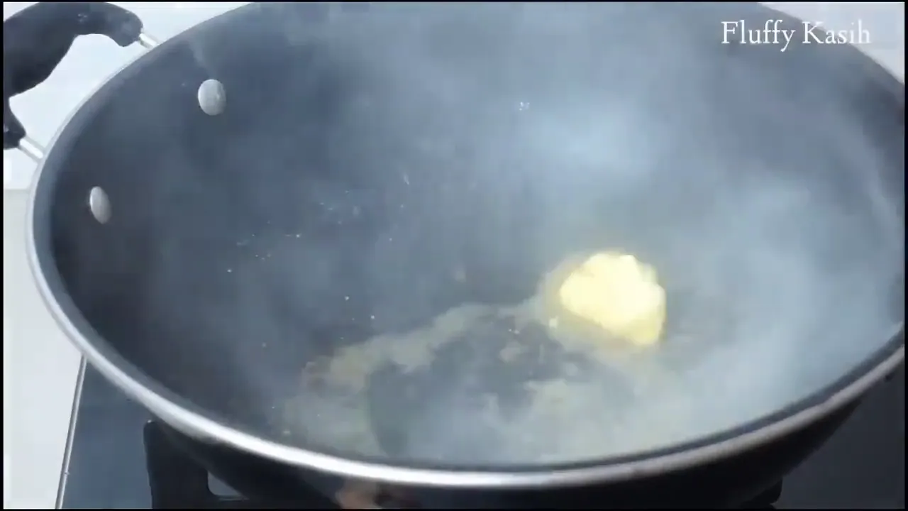 Udang pedes manis sedang ditumis bersama bumbu