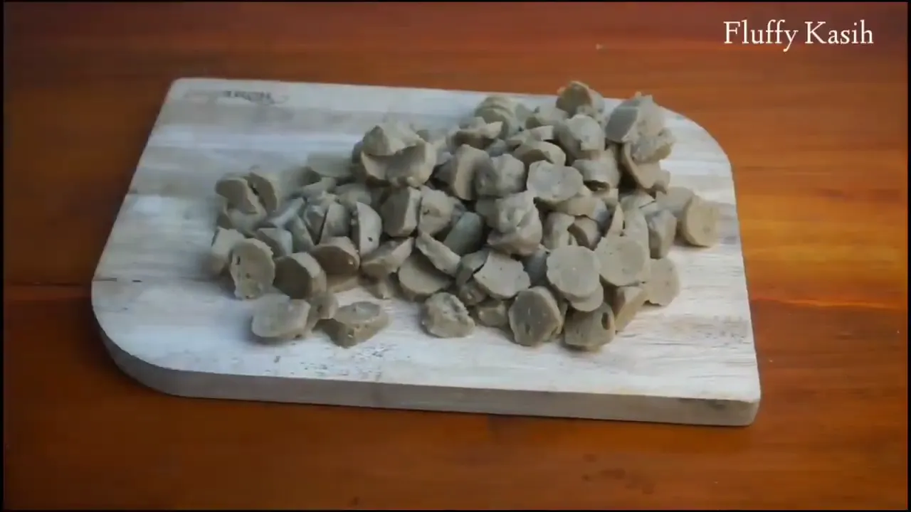 Potongan bakso tipis siap dimasak