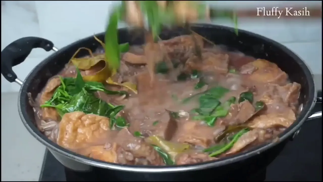 Sayur nangka dengan santan dan tahu kopong siap disajikan