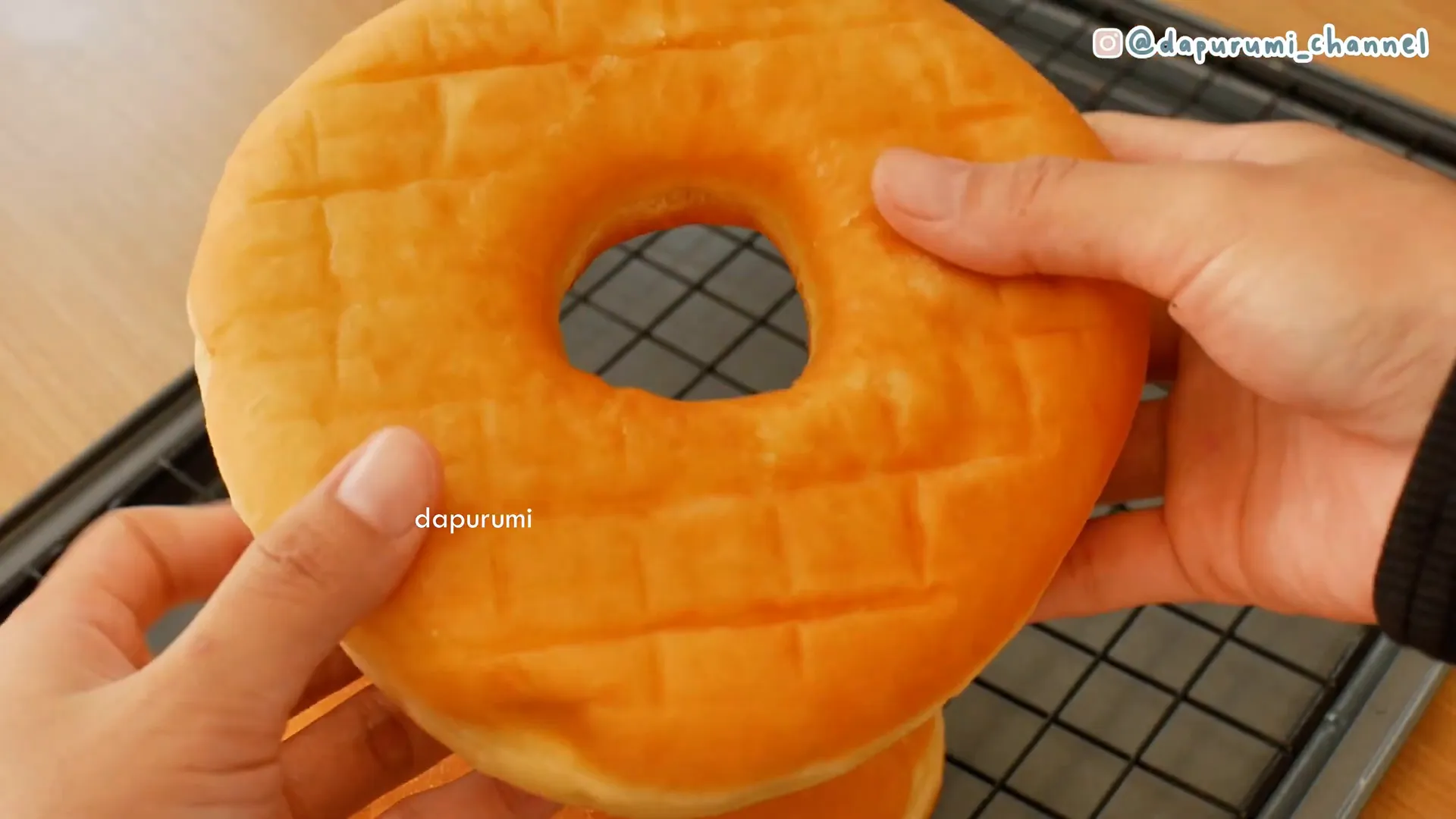Donat jumbo ukuran besar yang empuk dan lembut