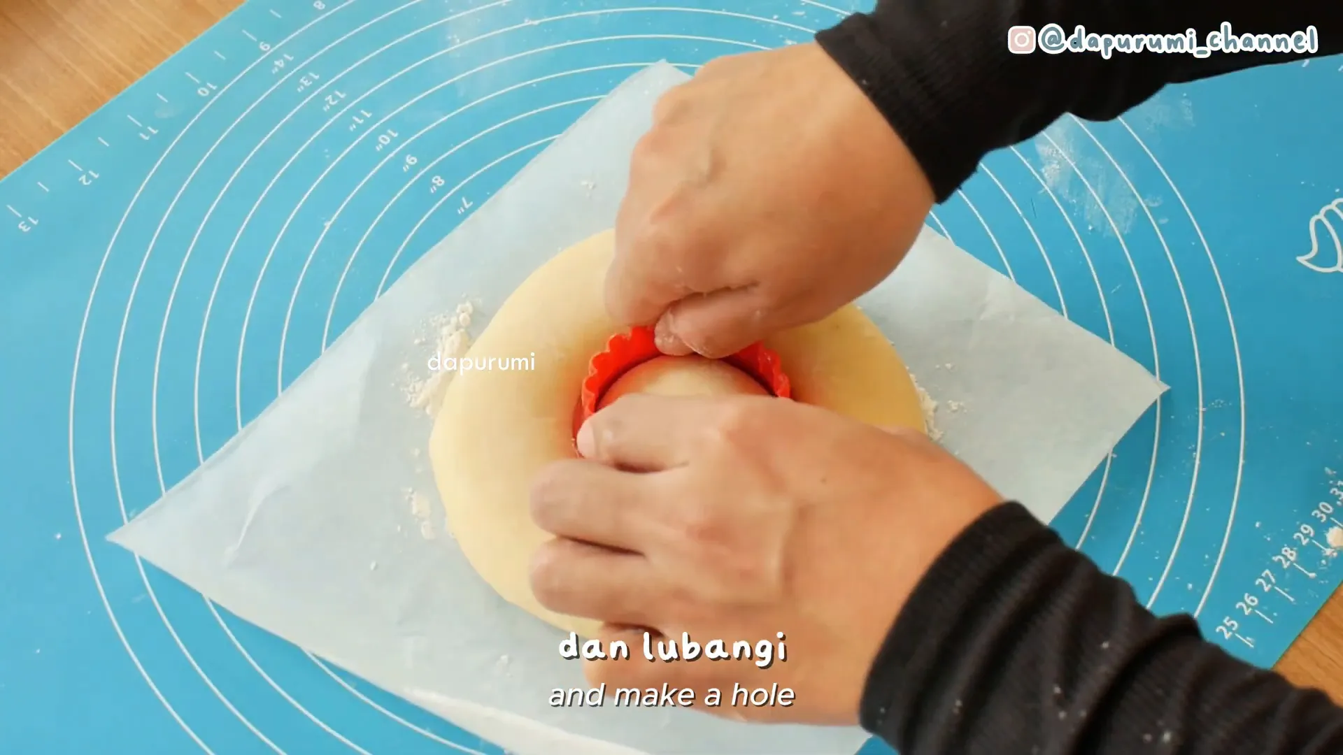 Membuat lubang tengah donat menggunakan cetakan kue