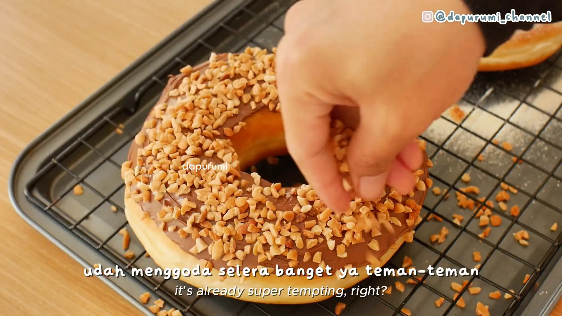 Donat jumbo dengan topping selai coklat dan kacang cincang