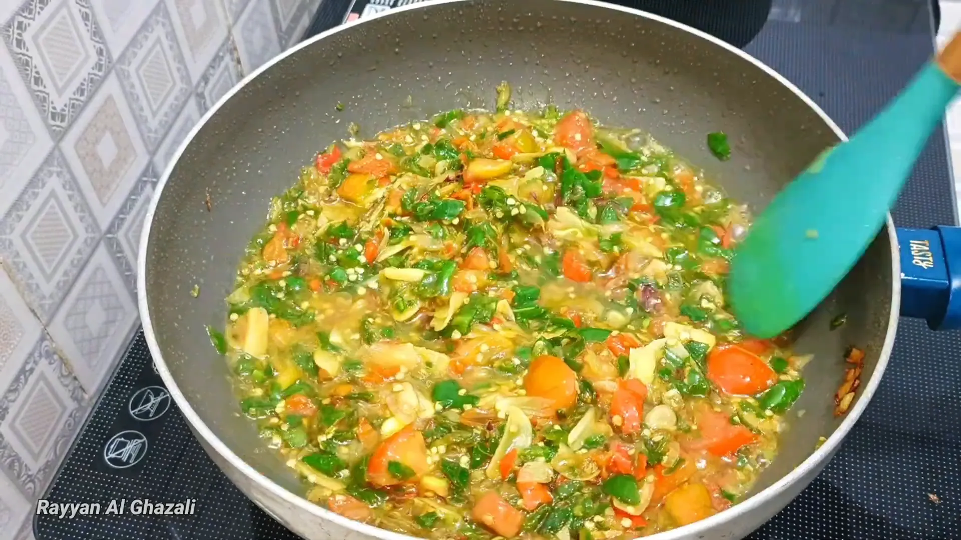 Ayam goreng tumis sambal geprek siap disajikan