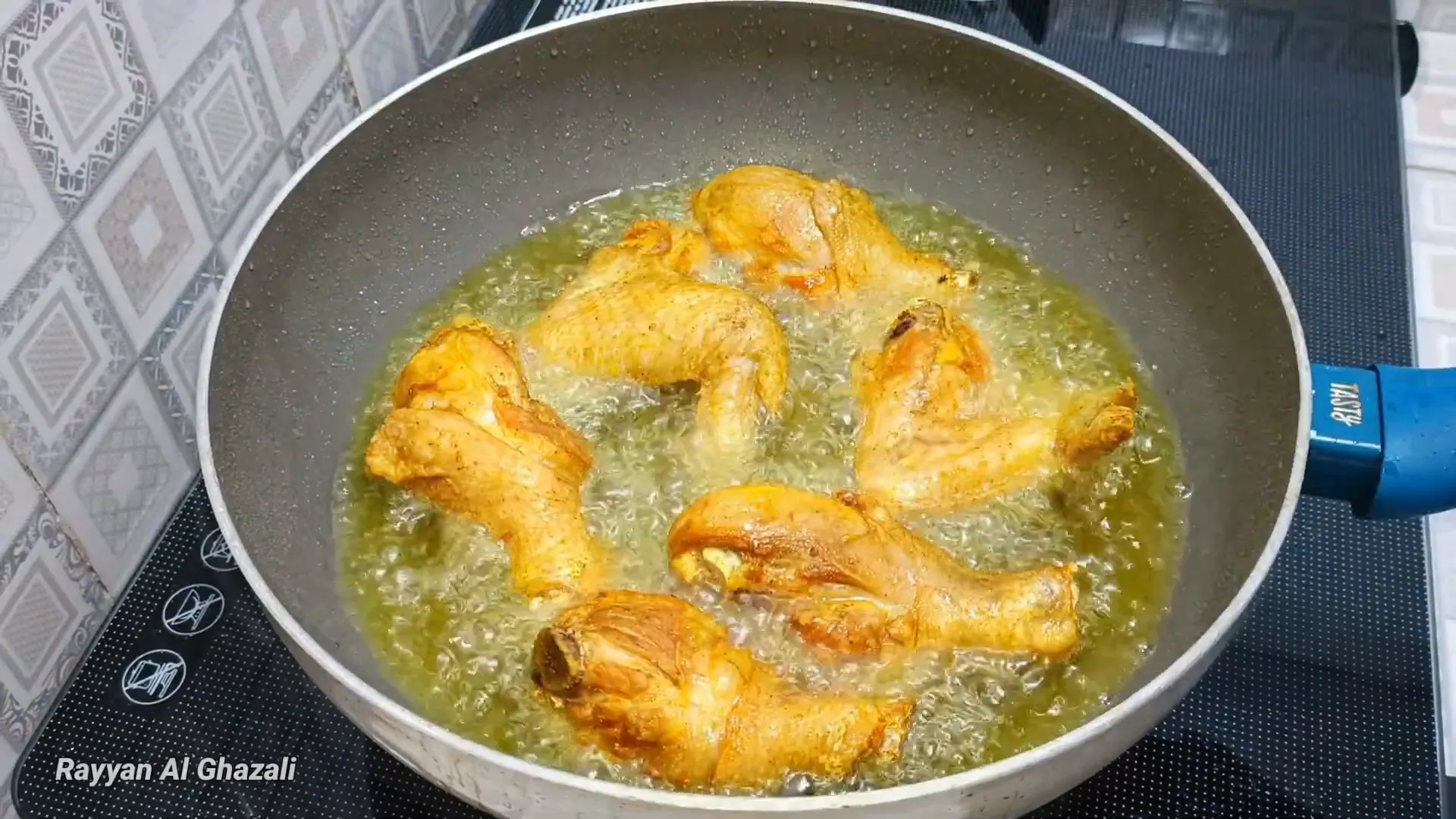 Ayam digoreng hingga matang dan berwarna kecoklatan