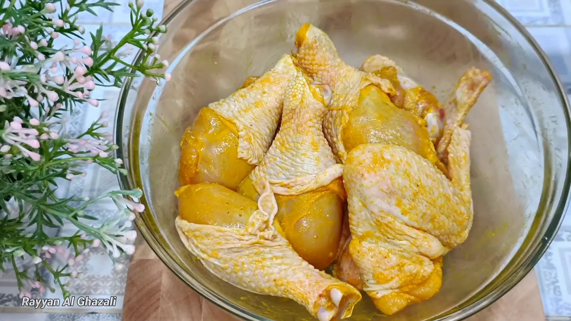 Ayam sudah dimarinasi dengan bumbu kunyit, garam, dan lada