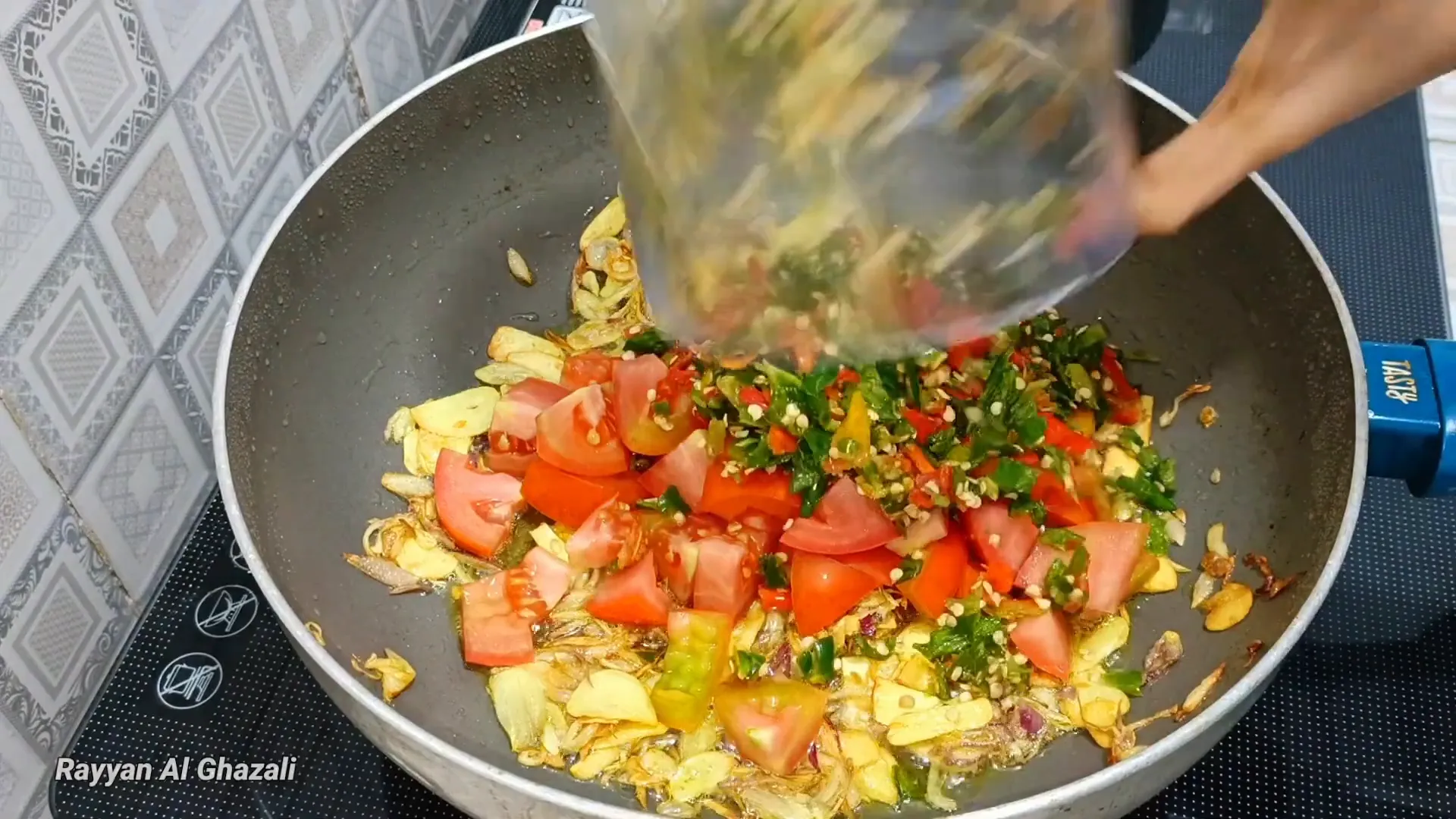 Tumis bumbu sambal dengan bawang, cabai, dan tomat hingga matang