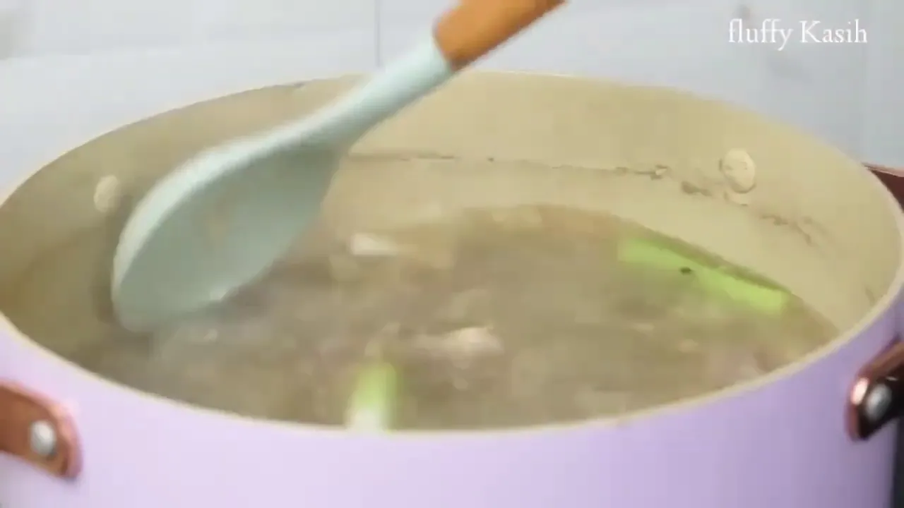 Sup daging sapi dengan sayuran segar dan rempah aromatik