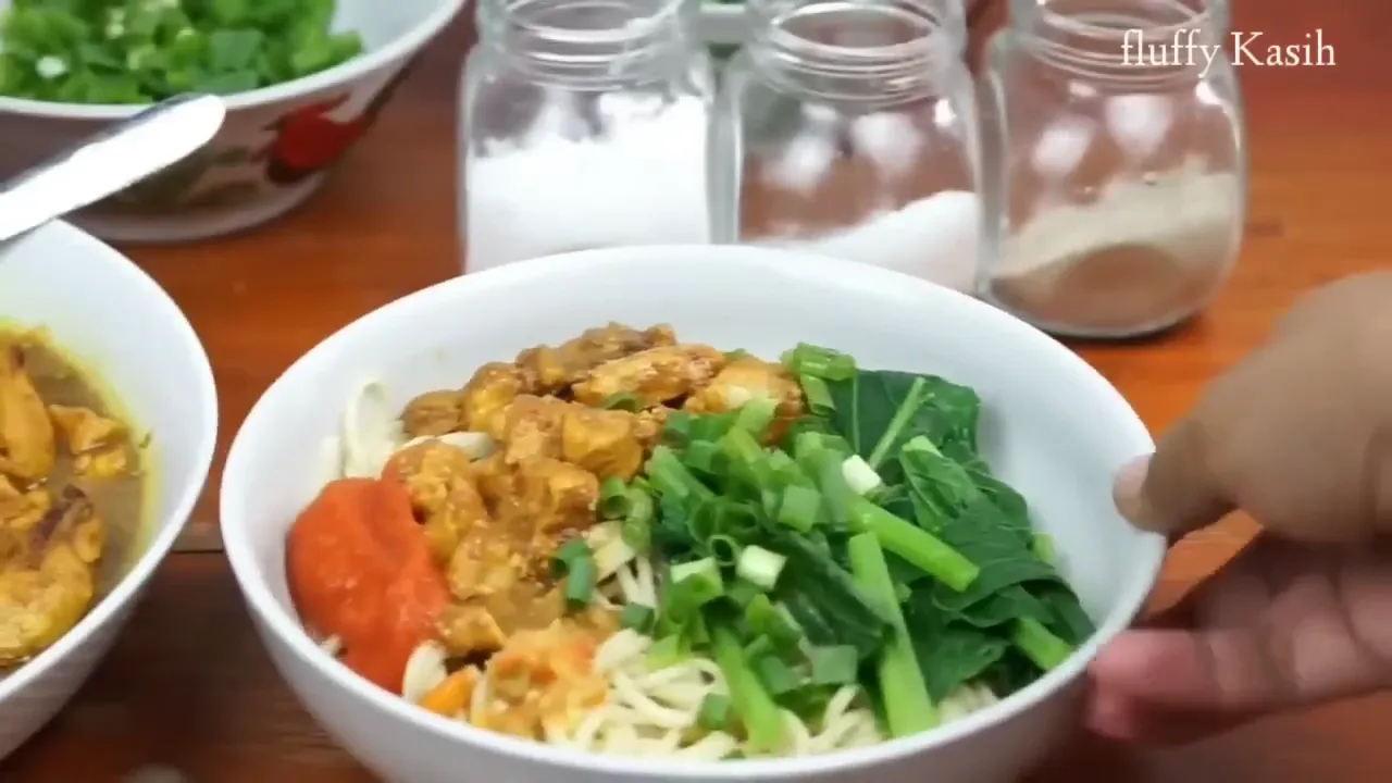 Mie ayam abang-abang dengan topping ayam dan minyak bawang
