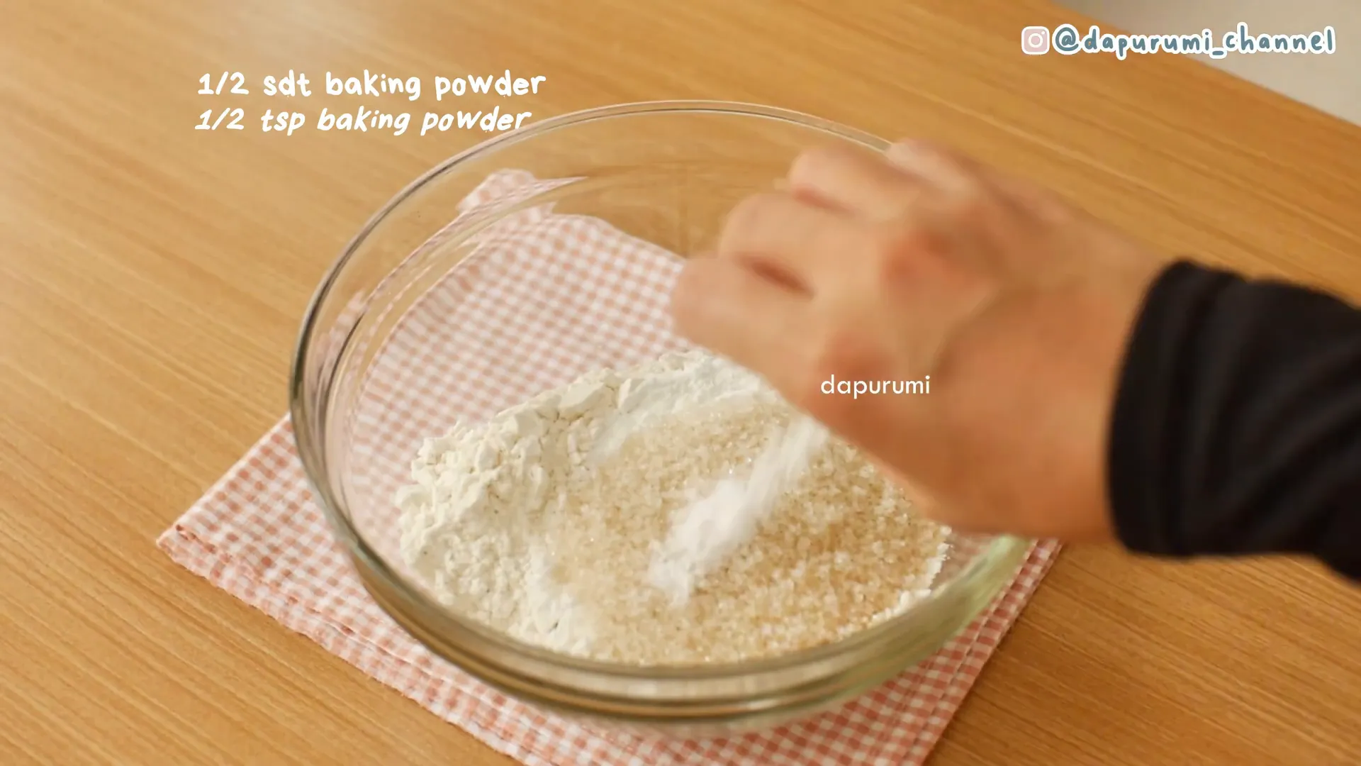 Mencampur bahan kering seperti tepung dan gula