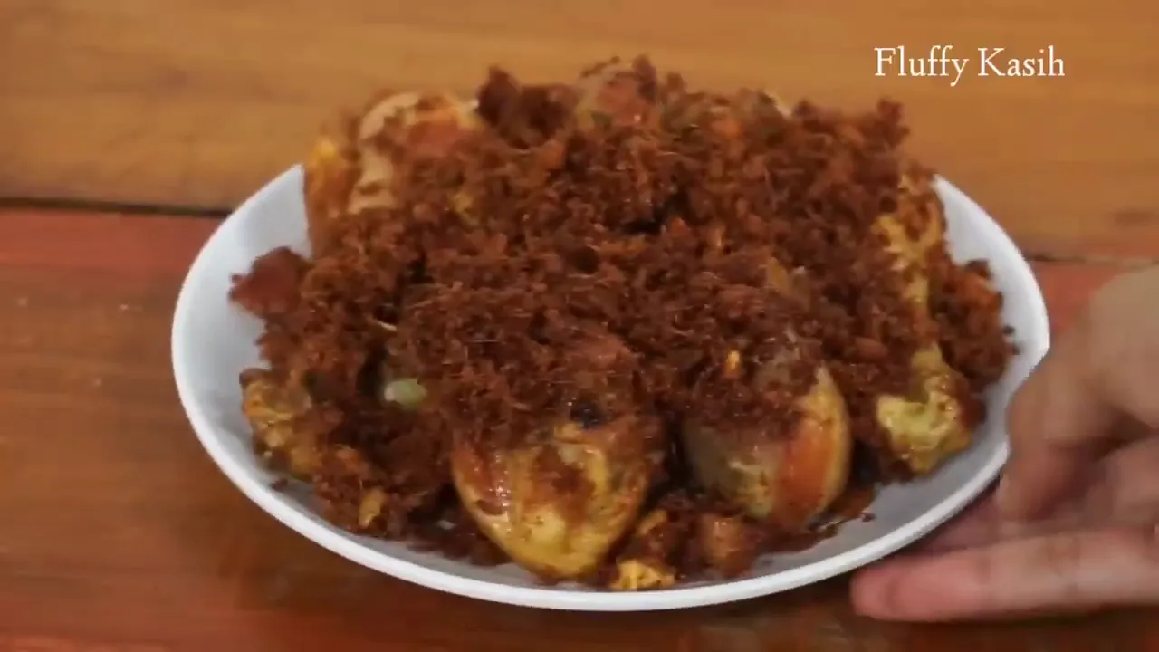 Ayam pelapis matang dengan serunding kecoklatan sebagai pelengkap