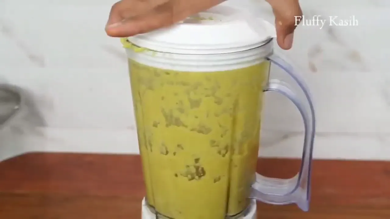 Proses menghaluskan bumbu ayam dengan blender untuk resep ayam pelapis