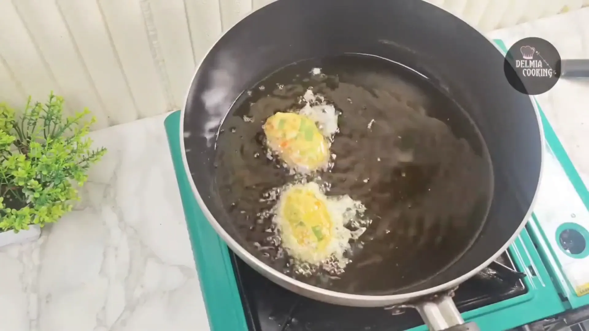 Proses menggoreng bergedel tempe wortel hingga kuning keemasan