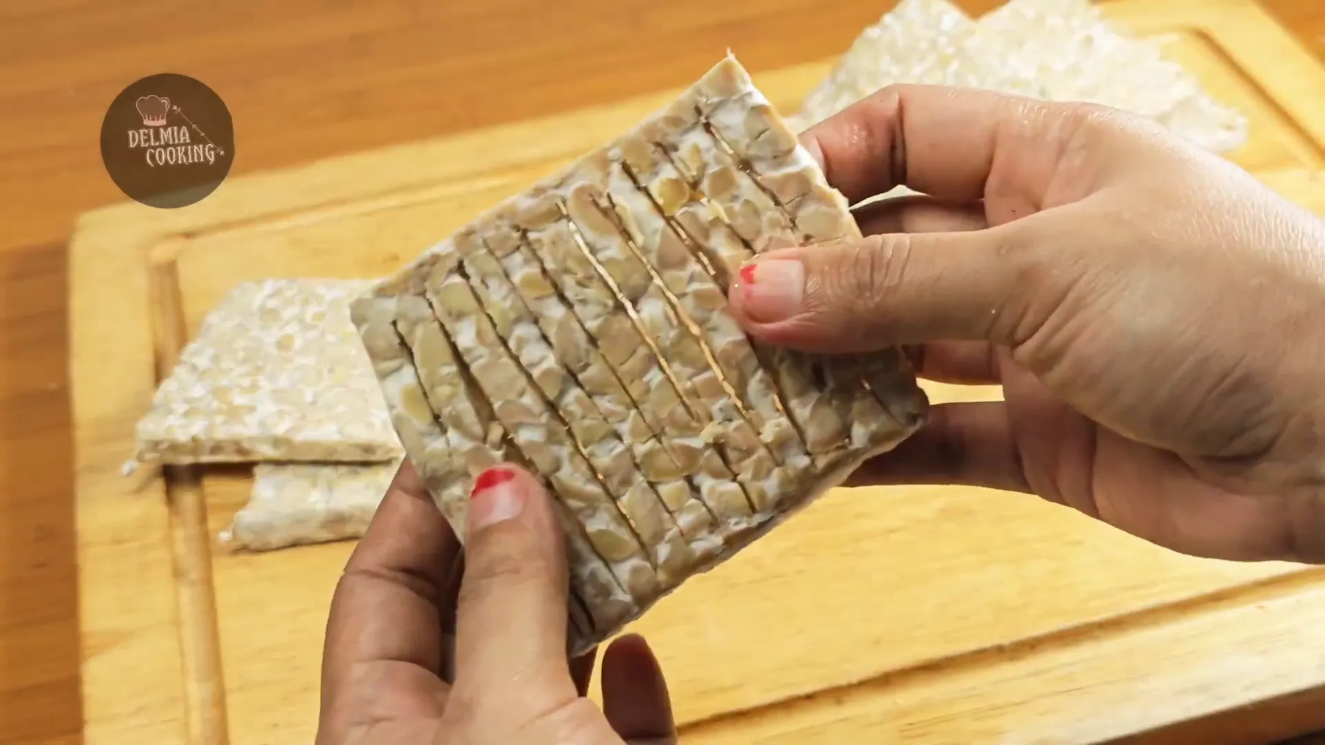 Potongan tempe yang sudah diiris tengahnya dan direndam dalam bumbu