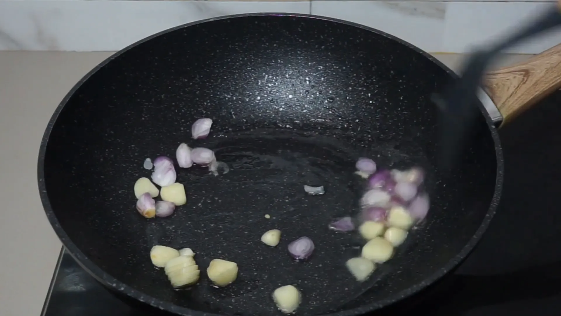 Tumis bawang merah, bawang putih, dan cabai hingga harum
