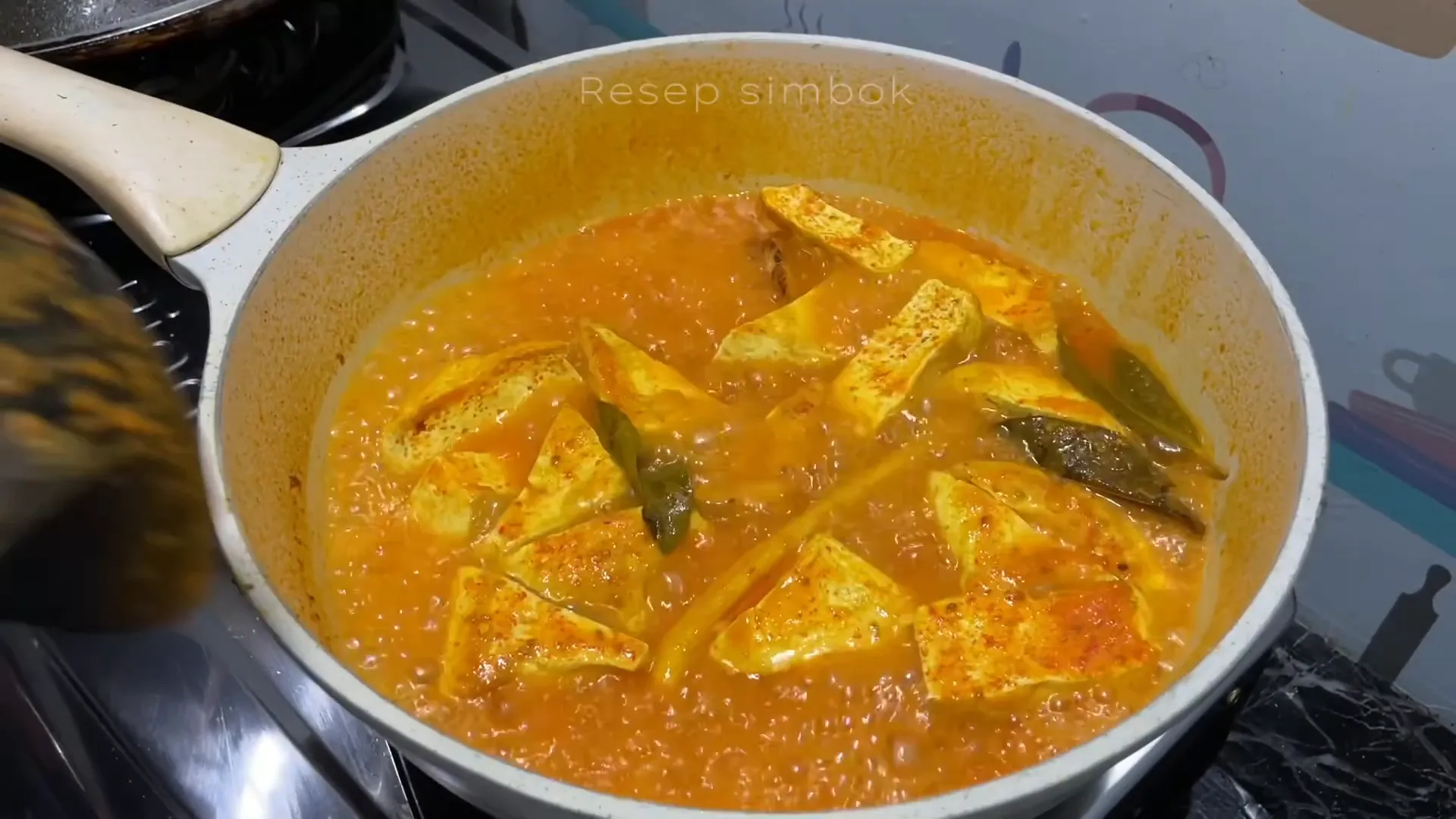 Proses memasak gulai tahu dengan santan dan bumbu lengkap
