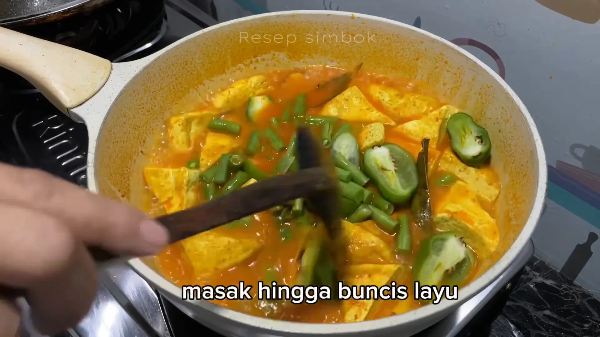 Proses menumis bumbu halus bersama sereh dan daun salam