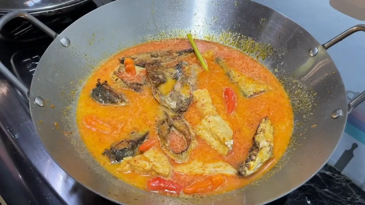 Ikan dan tahu dimasukkan ke dalam tumisan bumbu kencur