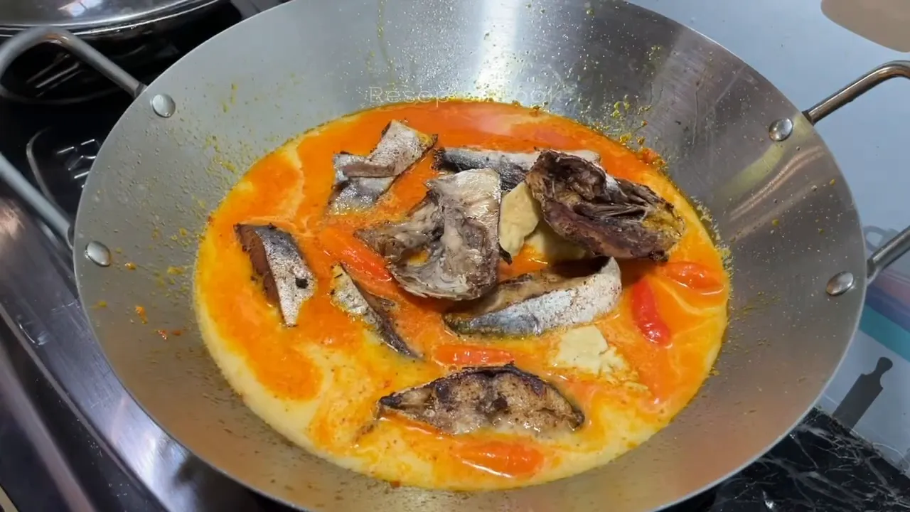 Mangut Ikan Bumbu Kencur siap disajikan dengan nasi hangat