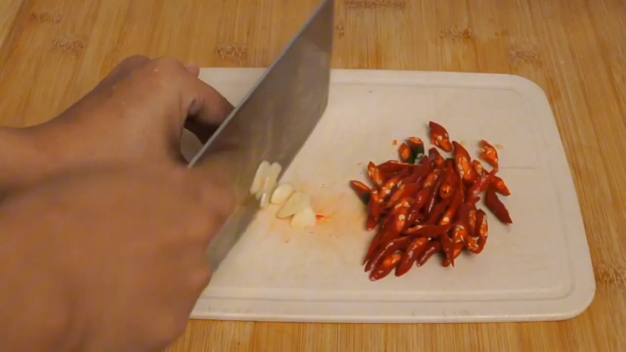 Bumbu iris cabai, bawang putih, dan bawang merah siap digunakan